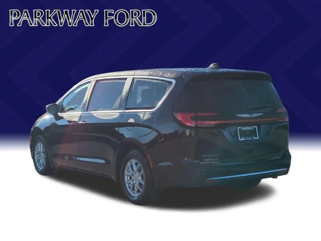 Used 2024 Black Chrysler Touring L image 3