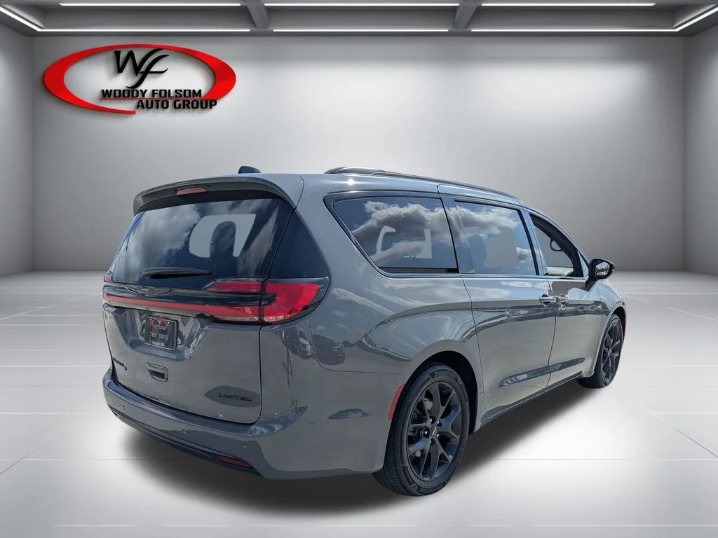 Used 2025 White Chrysler Limited image 3