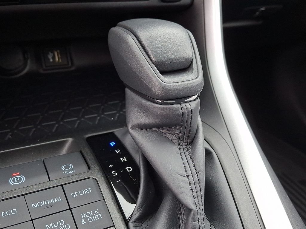 2025 Toyota RAV4 XLE - Photo 18