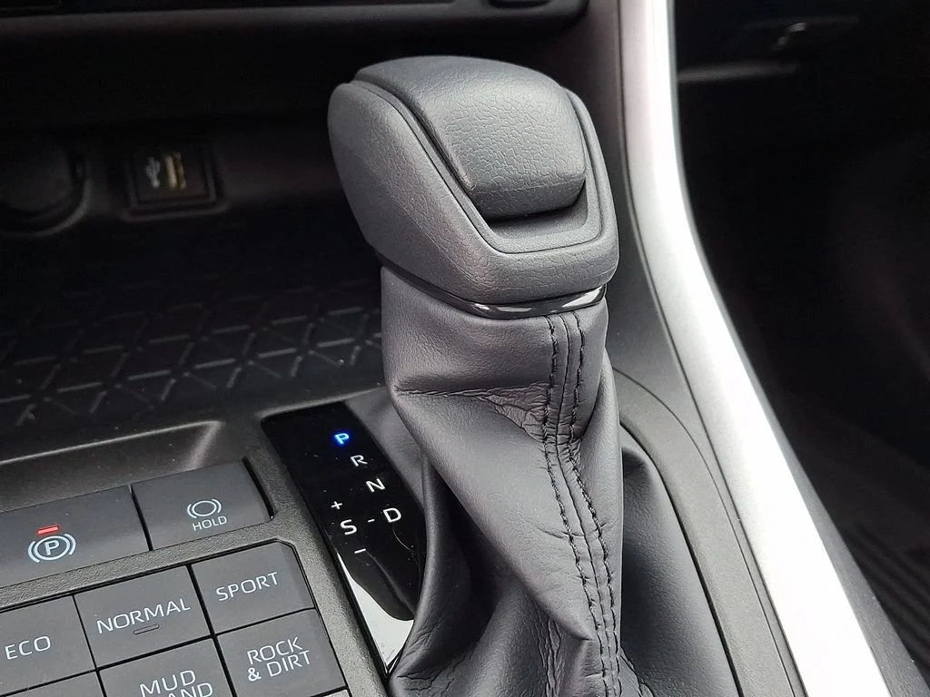 2025 Toyota RAV4 XLE - Photo 18