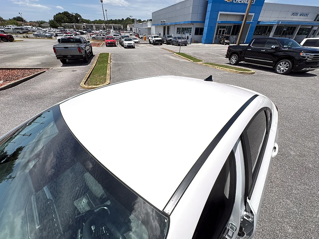 Used 2023 Snow White Pearl Kia  image 13