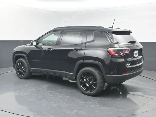 New 2026 Diamond Black Crystal Pearl-Coat Exterior Paint Jeep Latitude image 3