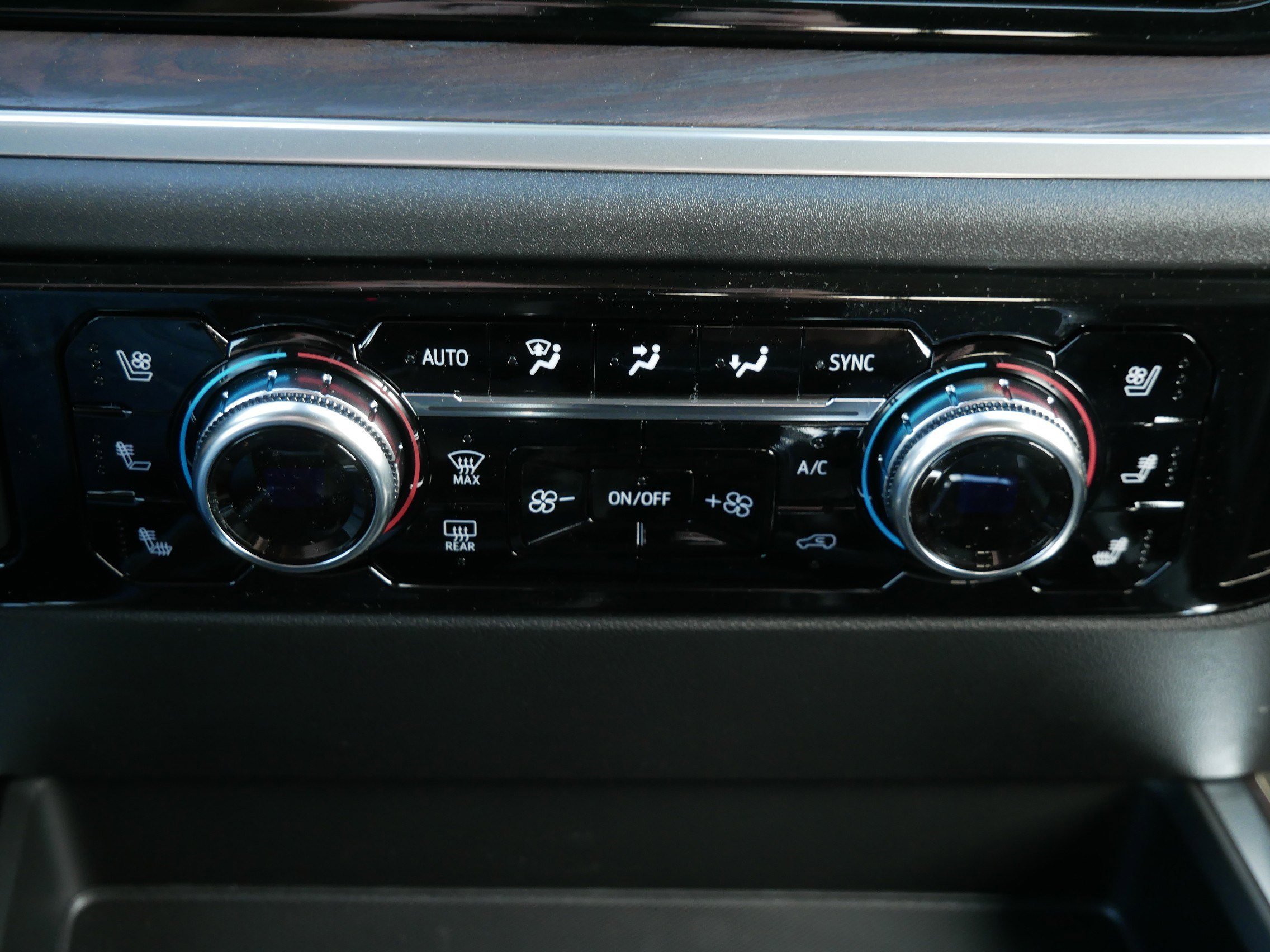 2026 GMC Sierra 1500 SLT - Photo 8