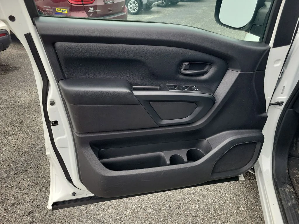 Used 2022 Glacier White Nissan S image 10