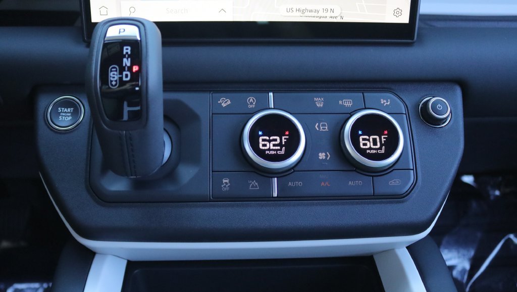 Used 2025 White Land Rover X-Dynamic SE image 26