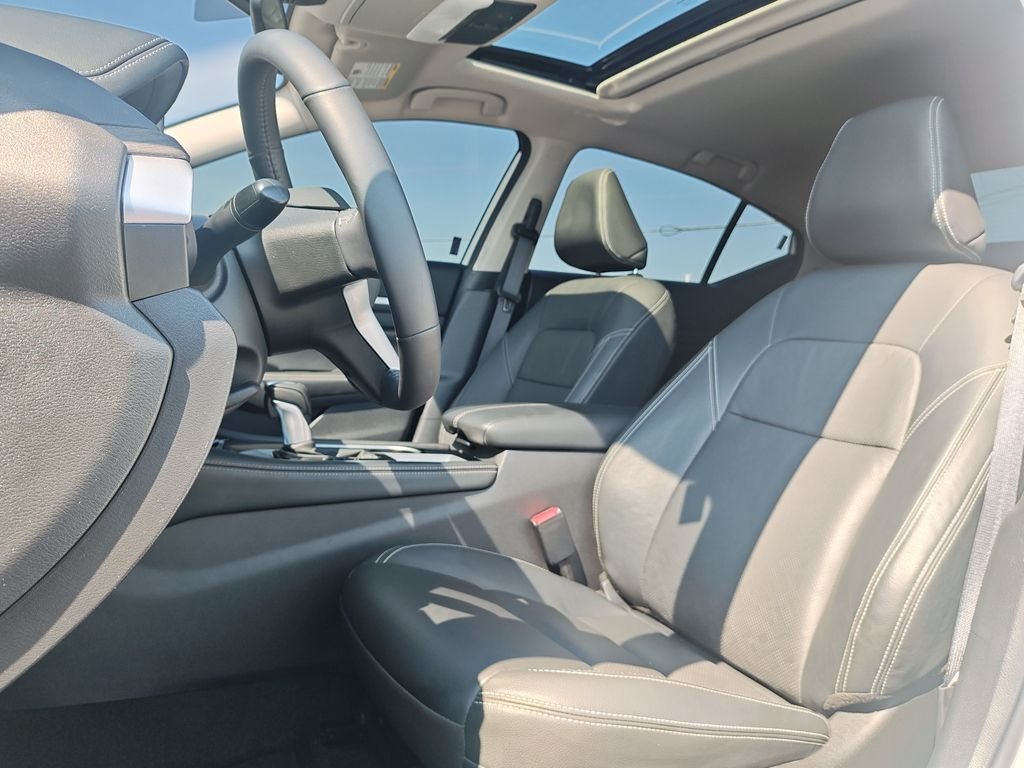 Used 2025 White Nissan 2.5 SL image 13
