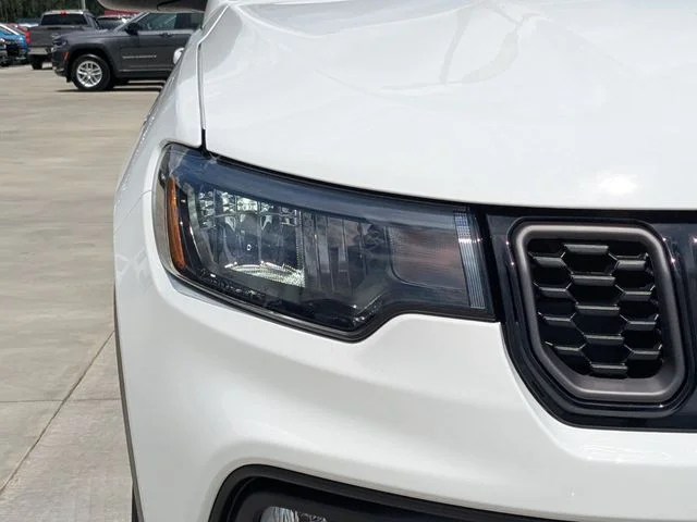 New 2026 Bright White Clear-Coat Exterior Paint Jeep Latitude image 10