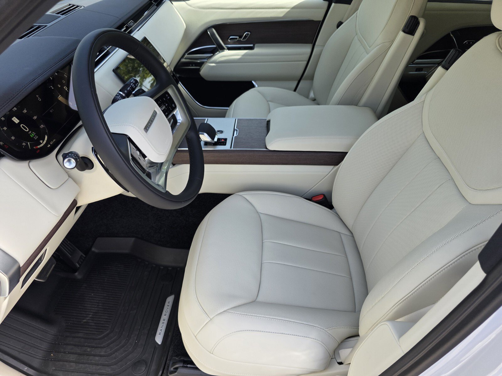 New 2026 Fuji White Land Rover P400 SE LWB 7 Seat image 10