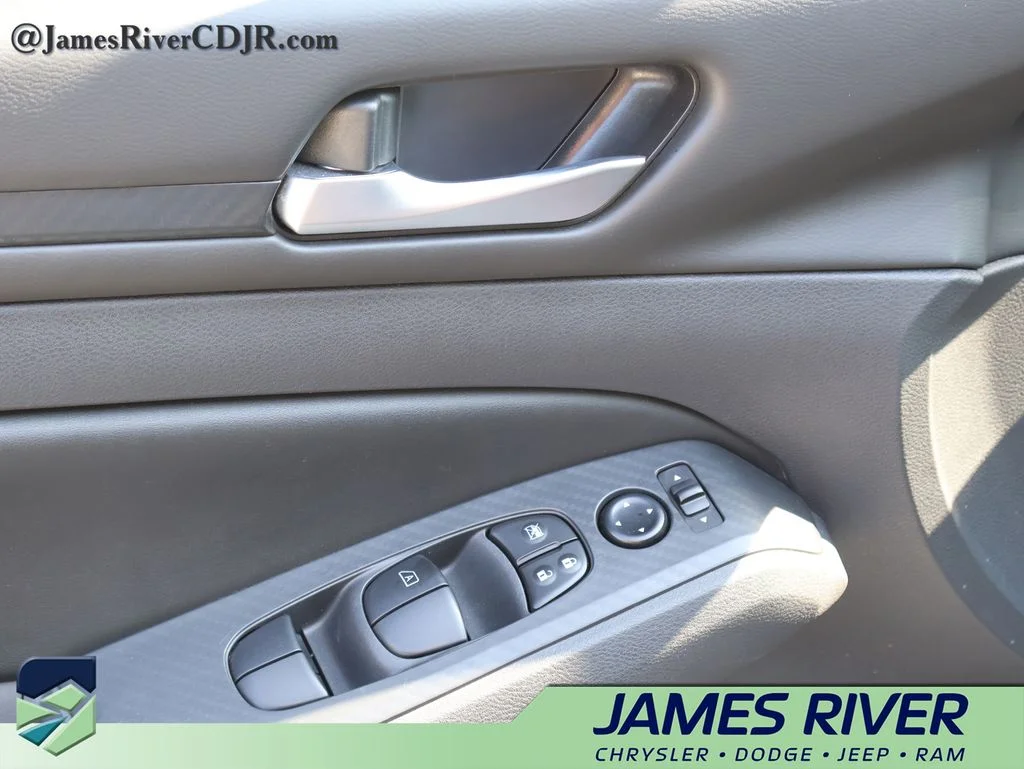 Used 2025 Red Nissan 2.5 SV image 21