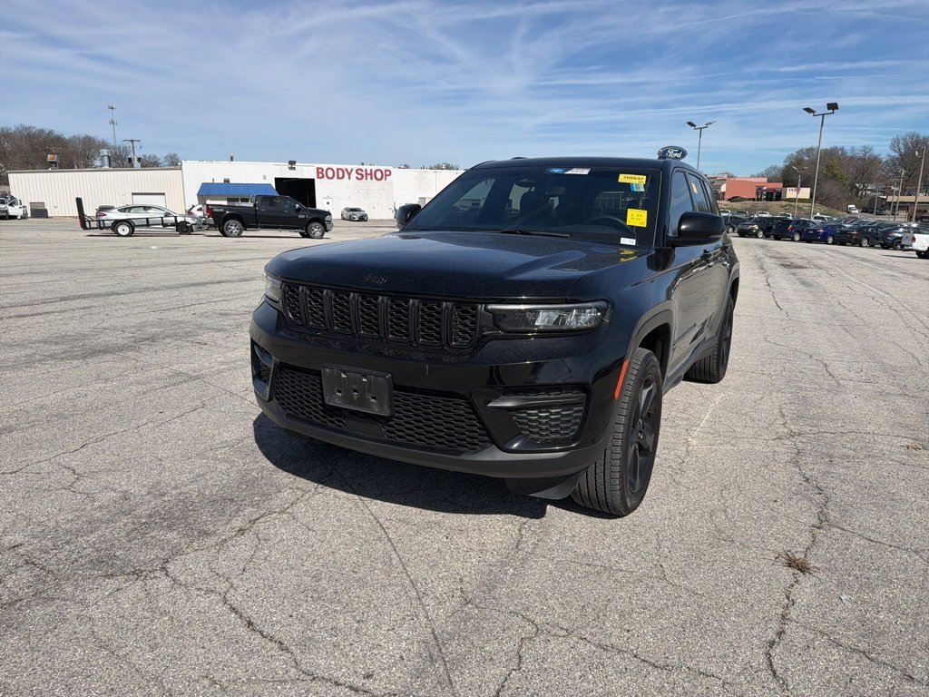 Used 2023 Jeep Grand Cherokee Altitude with VIN 1C4RJHAGXP8889819 for sale in Kansas City