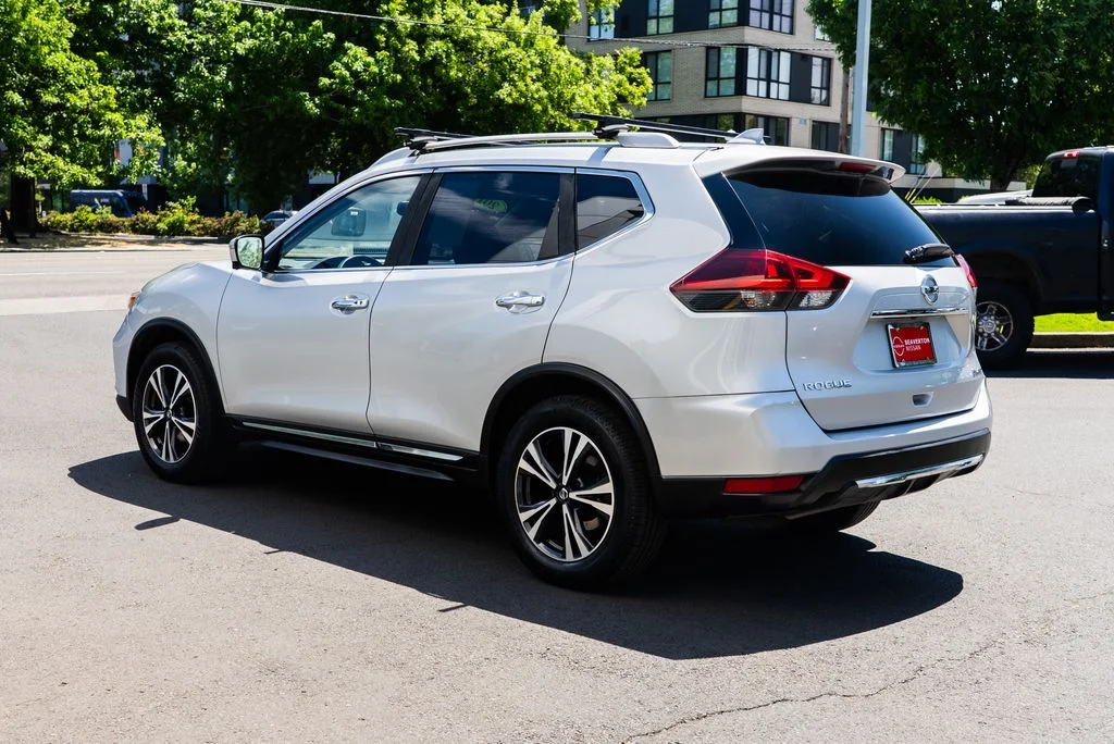 Used 2018 Silver Nissan SL image 4