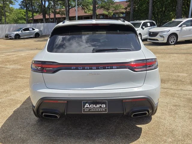 2025 Porsche Macan T - Photo 28