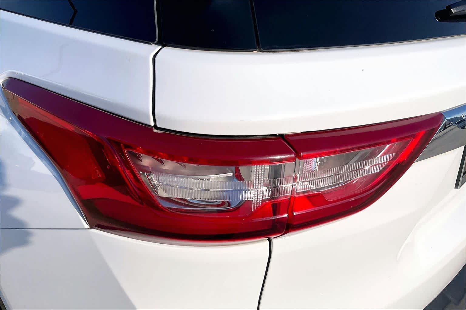 Used 2019 Summit White Chevrolet LT Cloth image 27