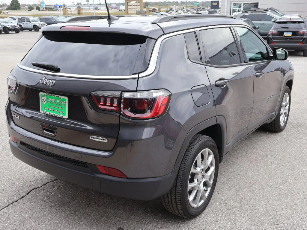 Used 2024 Gray Jeep Latitude Lux image 5