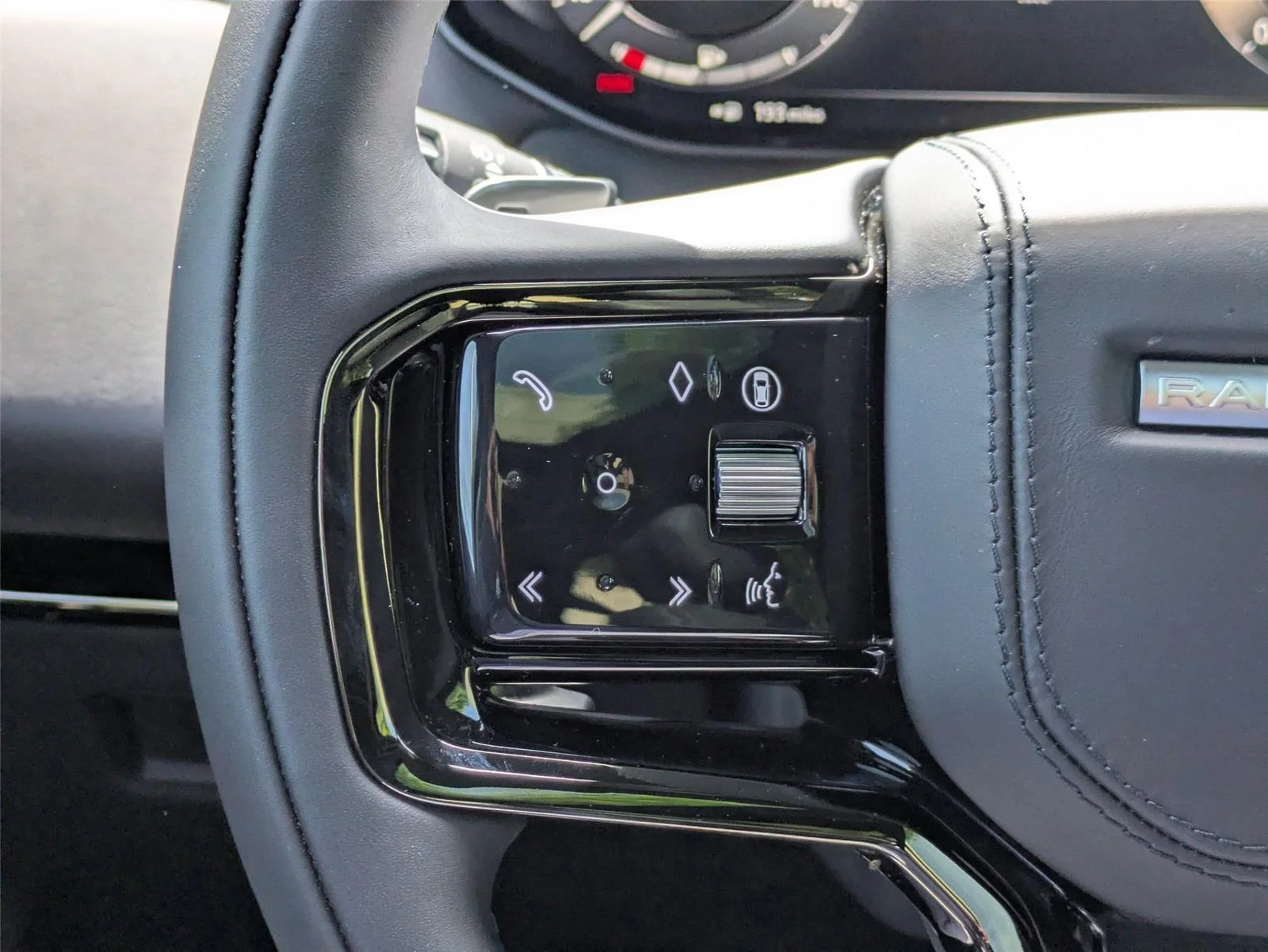 Used 2026 Fuji White Land Rover Dynamic SE image 17