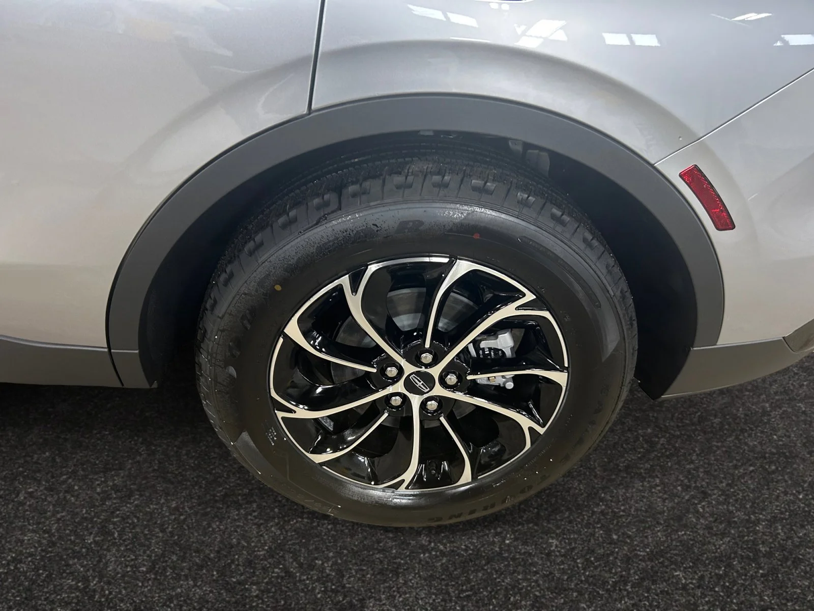 New 2026 Silver Radiance Metallic Clearcoat Lincoln Premiere image 9