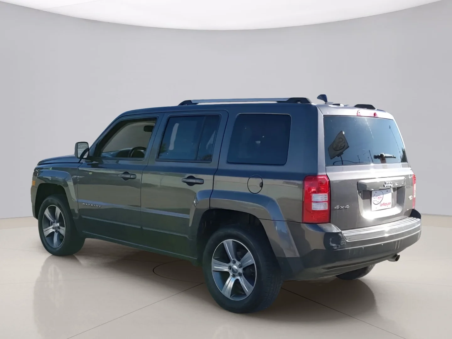 Used 2016 Pewter Jeep LATITUDE image 4