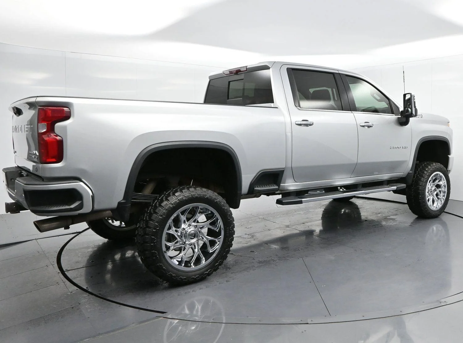 Used 2020 Silver Ice Metallic Chevrolet High Country image 7