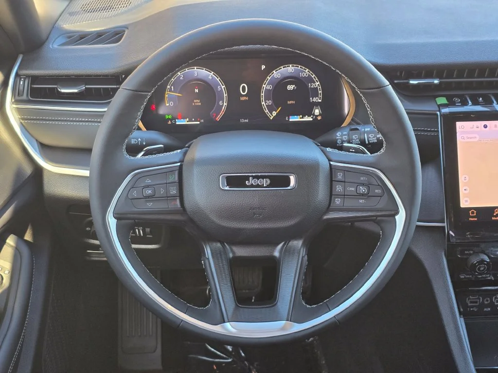 New 2027 White/off-white Jeep Laredo X image 7