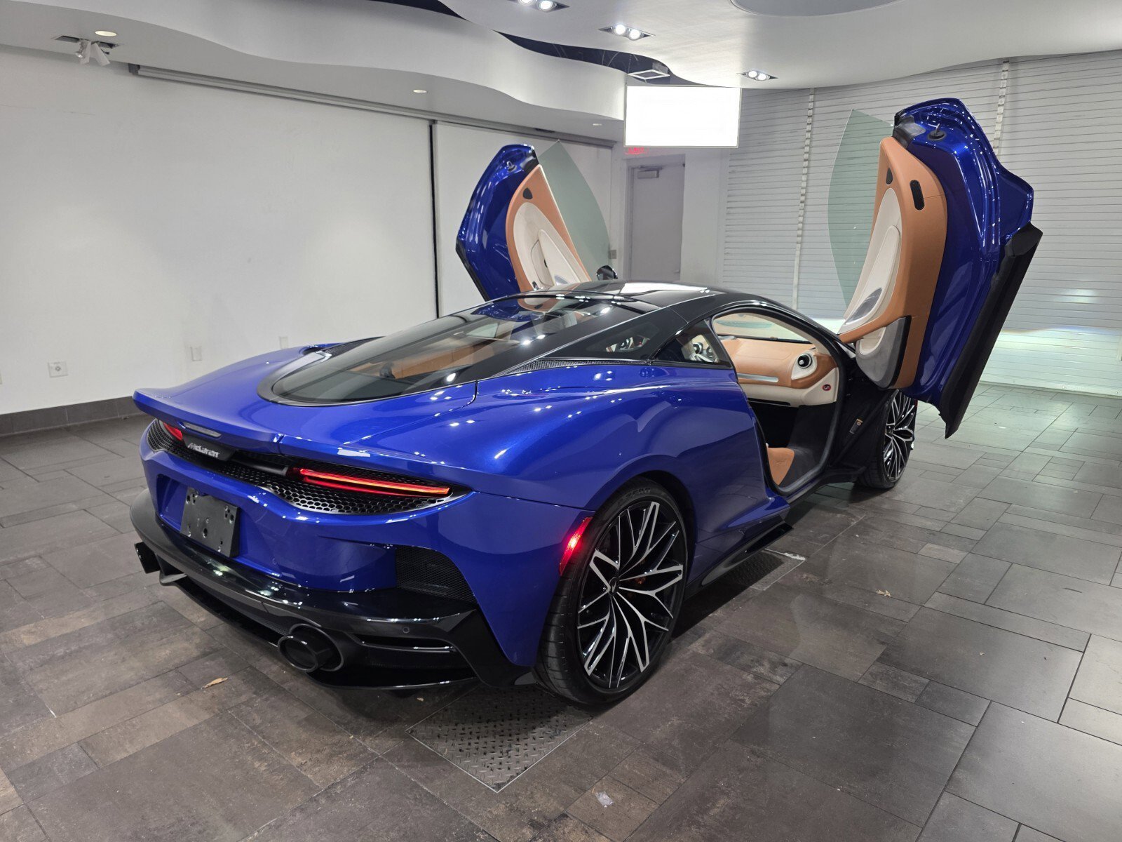 Used 2023 Aurora Blue McLaren  image 23