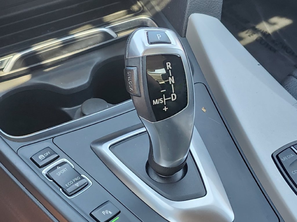 Used 2018 Gray BMW 320i xDrive image 27