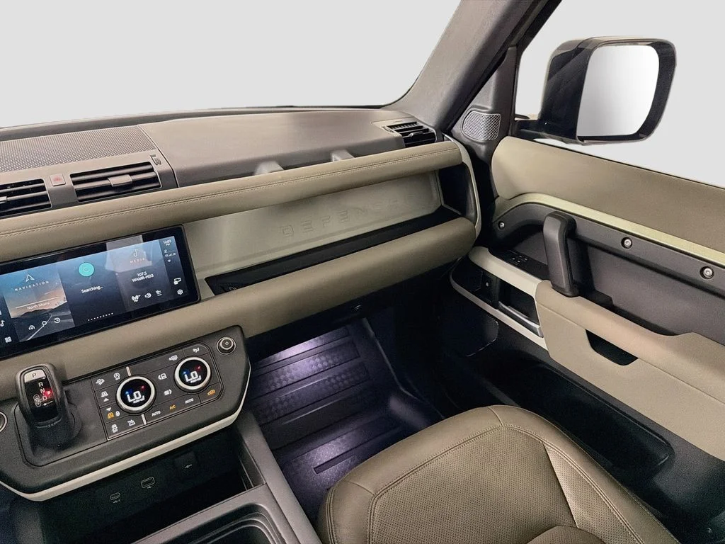 Used 2023 Green Land Rover SE image 25