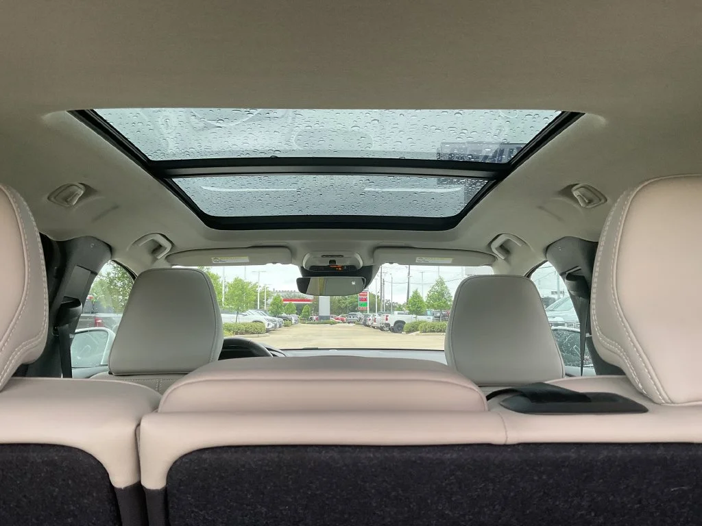 Used 2020 White Volvo Momentum image 28