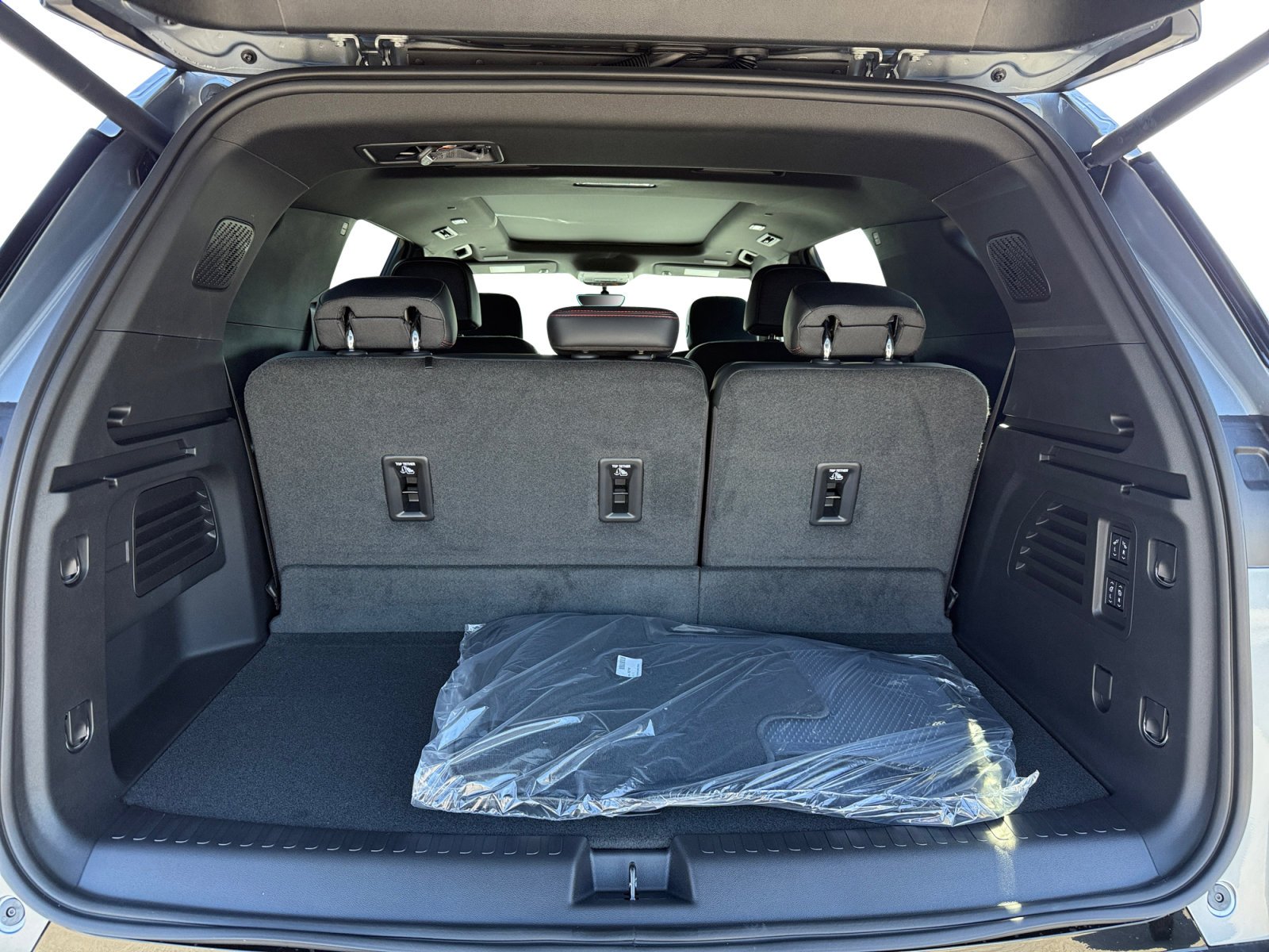2027 Chevrolet Traverse RS - Photo 17
