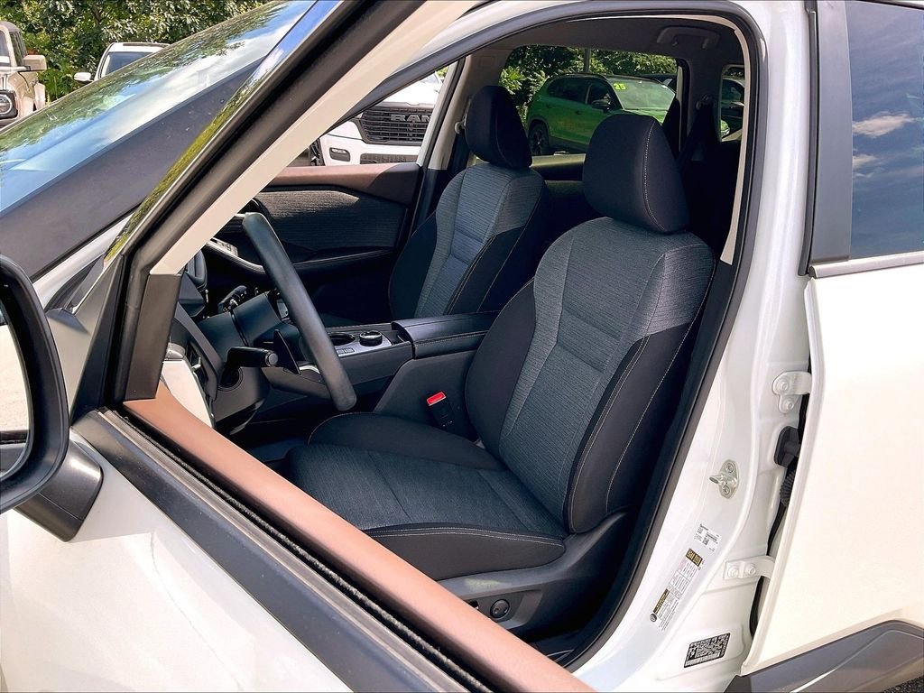 Used 2023 Pearl White Tricoat/Super Black Nissan SV image 9