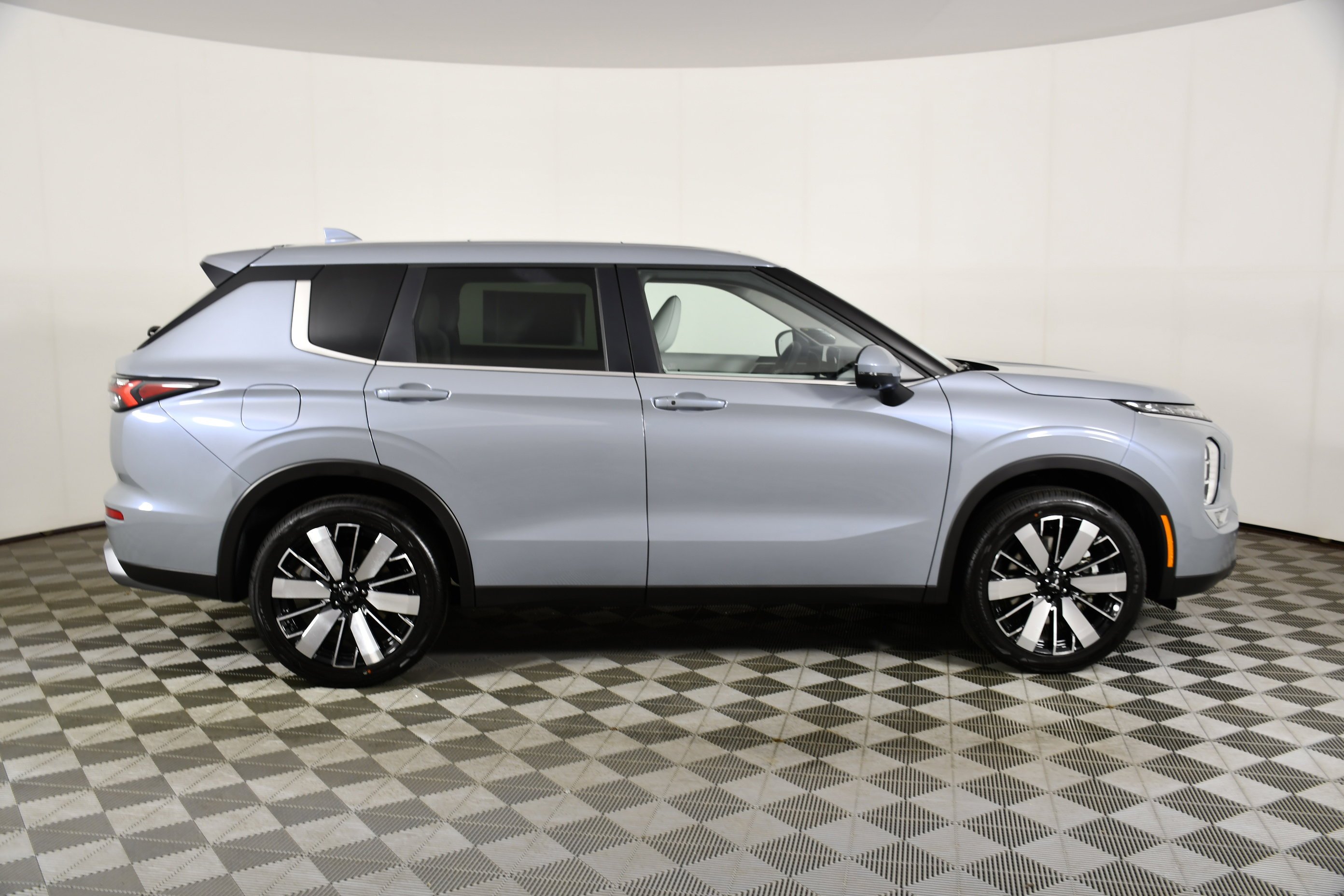 New 2026 Moonstone Gray Metallic Mitsubishi SE image 5
