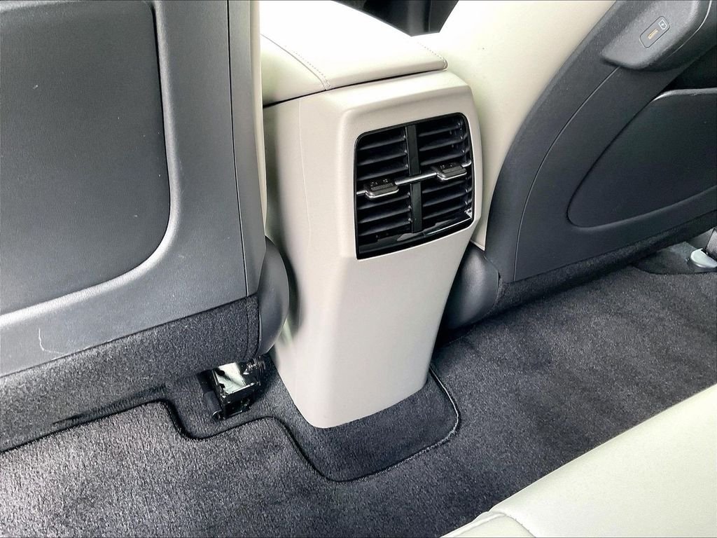 Used 2023 White Kia Wind image 27