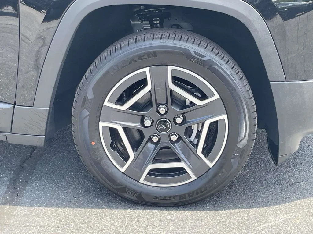 New 2026 Diamond Black Crystal Pearlcoat Jeep Laredo image 11