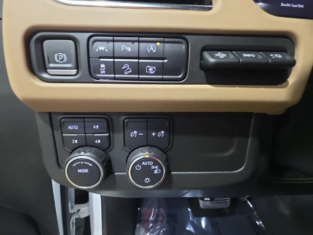Used 2023 White Chevrolet Premier image 28