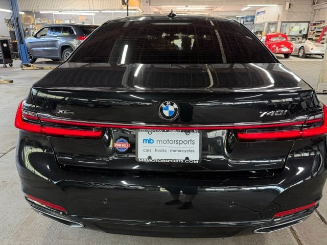 Used 2022 Black BMW 740i xDrive image 3