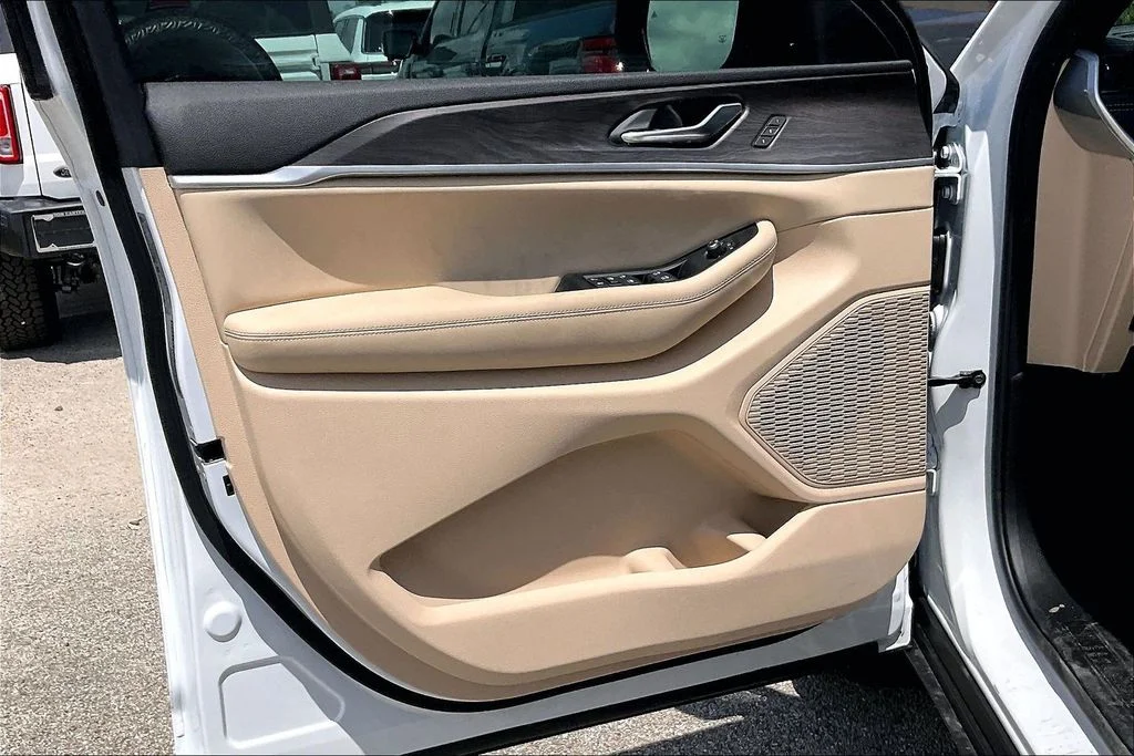 New 2026 Bright White Clear-Coat Exterior Paint Jeep Limited image 13