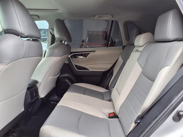 Used 2021 Silver Toyota XLE Premium image 18