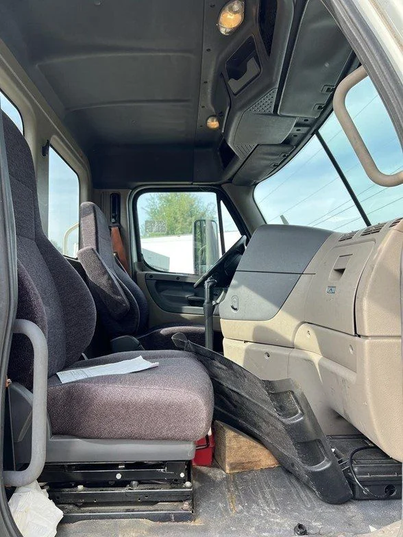 Used 2015  Freightliner Day-Cab image 10