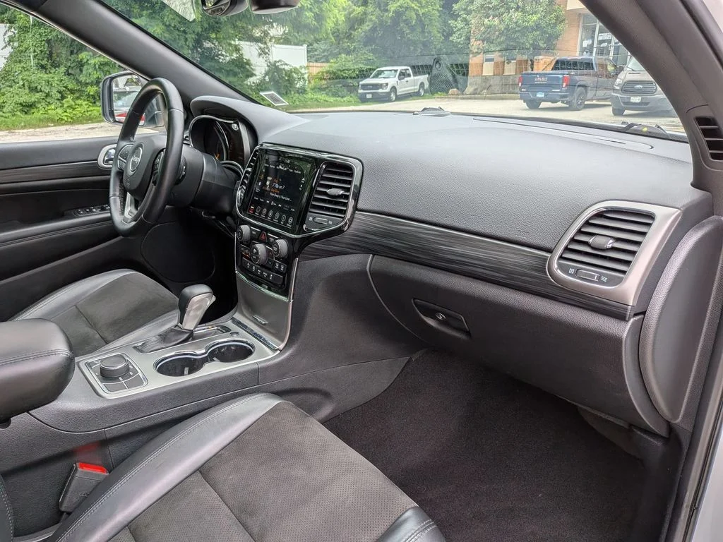 Used 2020 White Jeep Laredo image 27