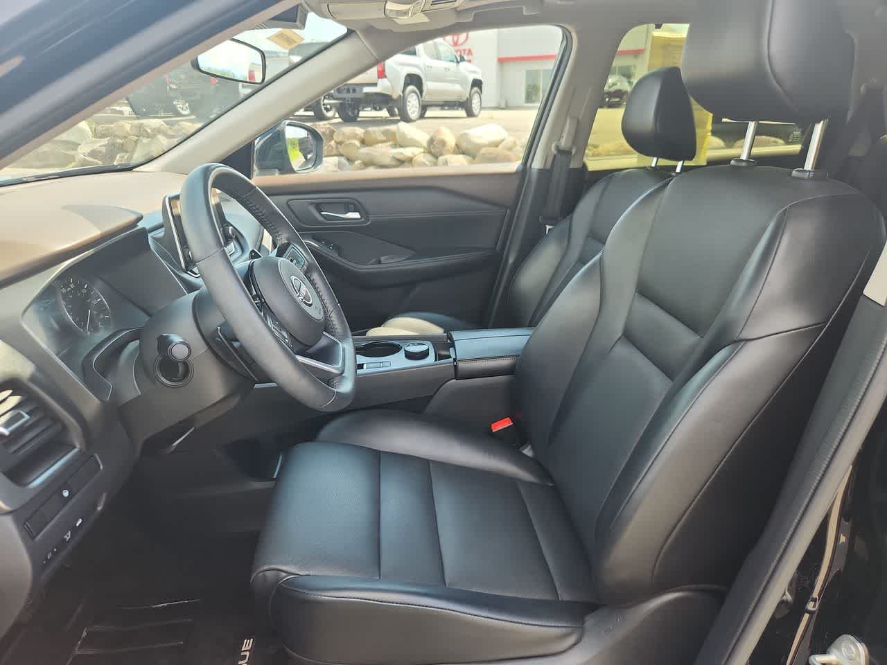 Used 2023  Nissan SV image 13
