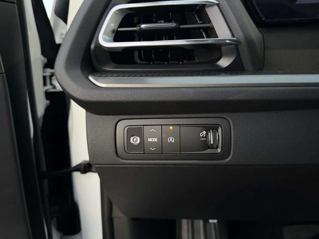 New 2027 Summit White Chevrolet LT image 18