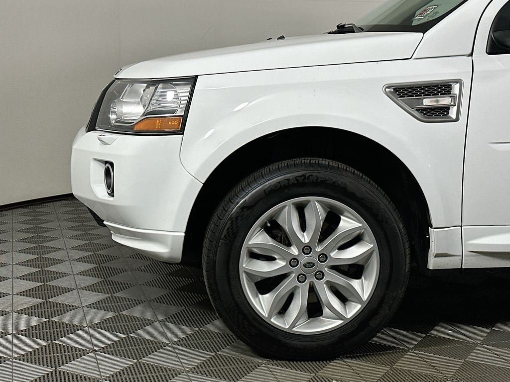 Used 2013 Fuji White Land Rover  image 9