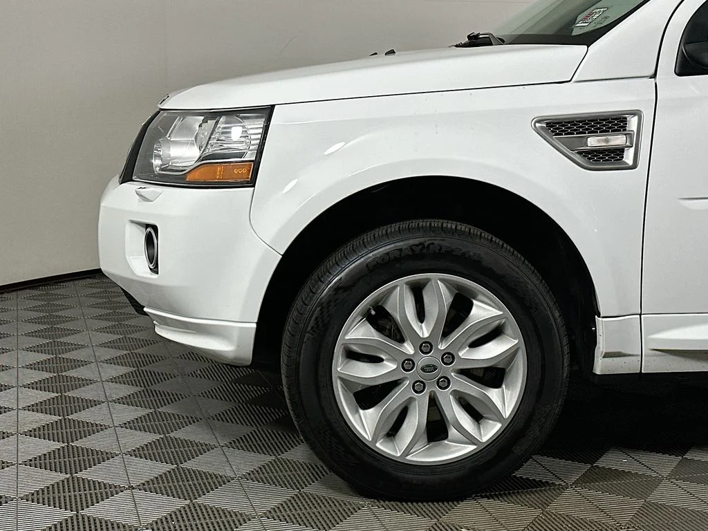 Used 2013 Fuji White Land Rover  image 9