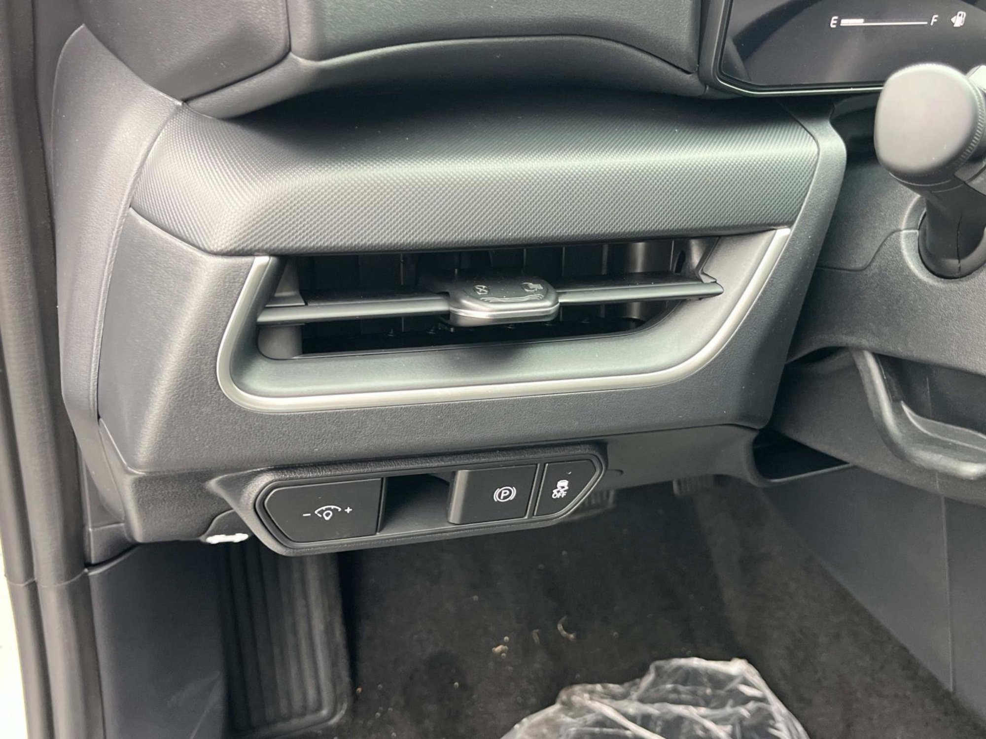New 2025 Snow White Pearl Kia LXS image 23