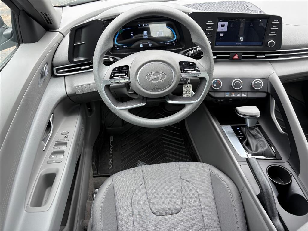 New 2026 Amazon Gray Pearl Hyundai SE image 4
