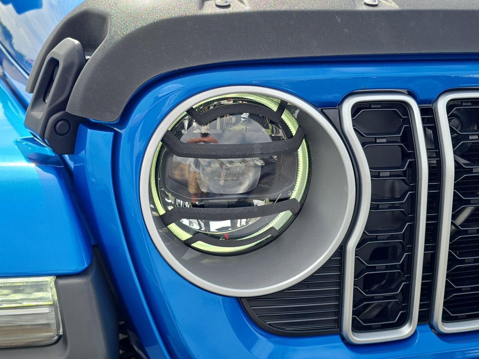 Used 2024 Blue Jeep Sahara image 7