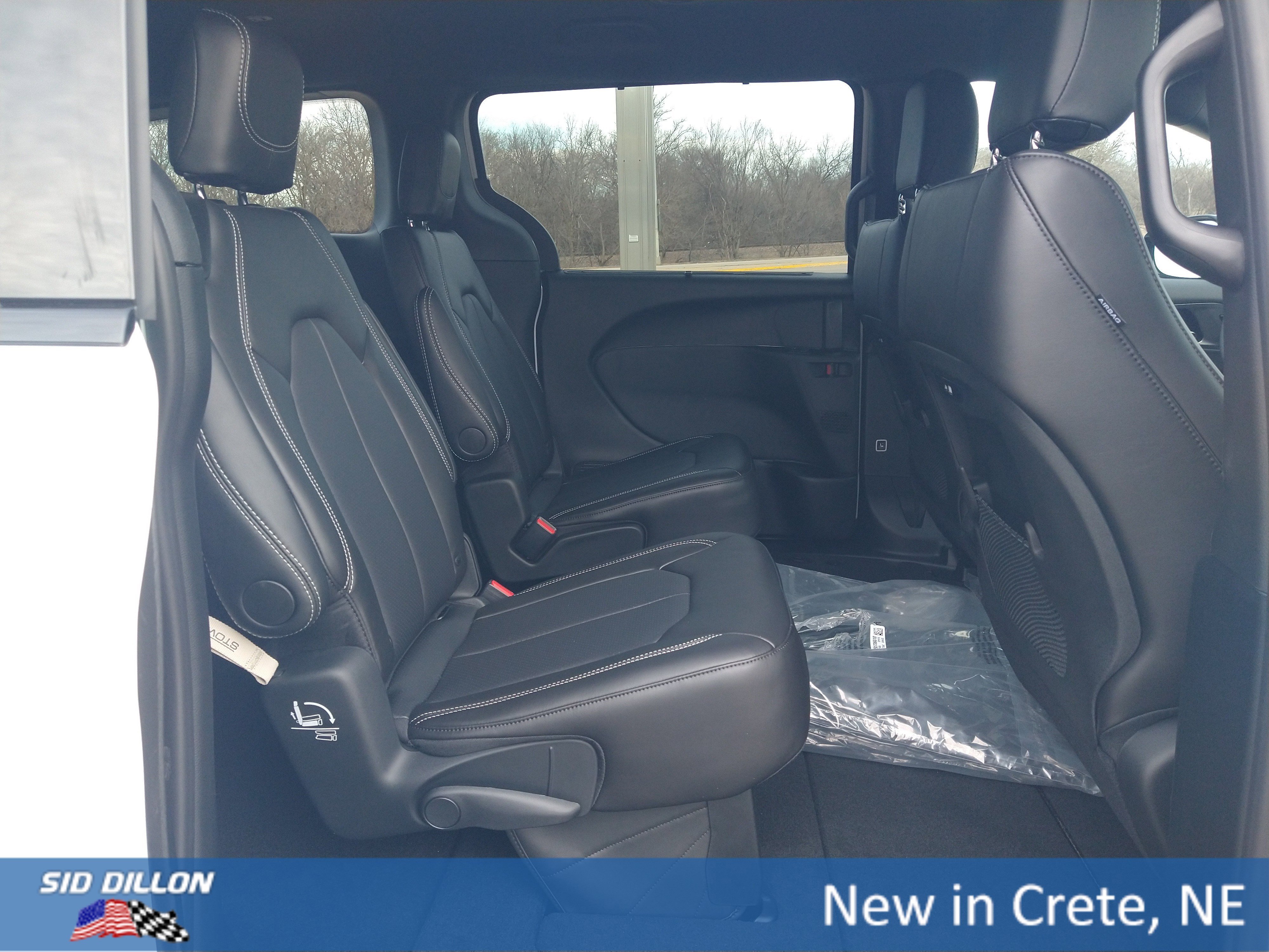 New 2026 Bright White Clear-Coat Exterior Paint Chrysler Select image 6