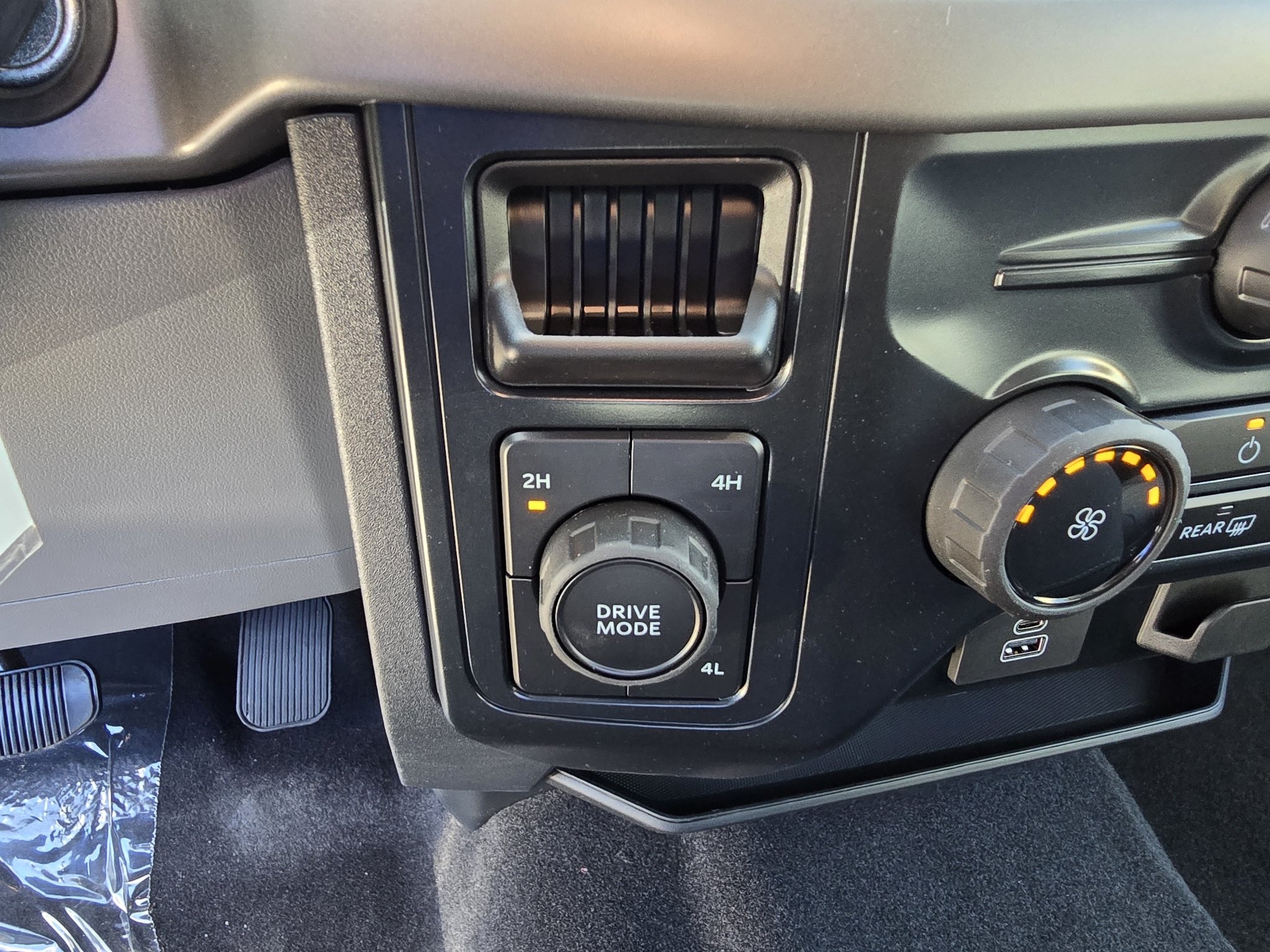New 2026 Oxford White Ford XLT image 17