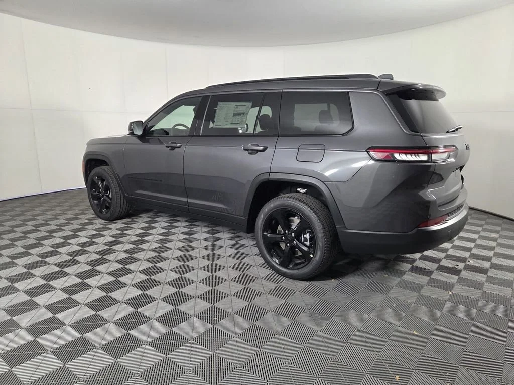 New 2026 Baltic Gray Metallic Clear-Coat Exterior Paint Jeep Limited image 6