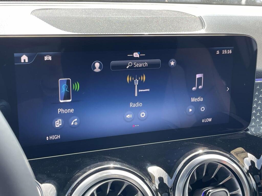 New 2026 Polar White Mercedes-Benz GLB 250 image 22