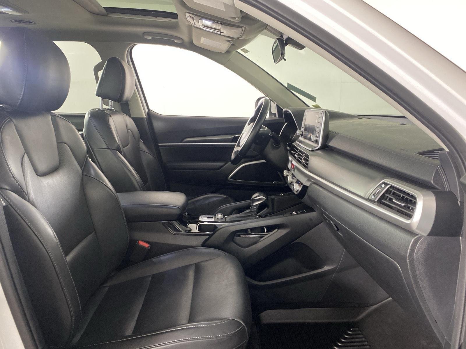 Used 2020 Snow White Pearl Kia  image 27